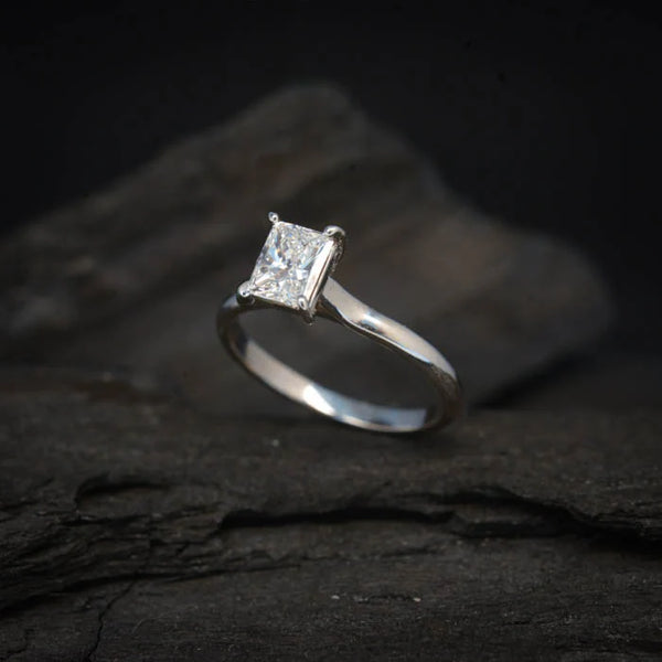 Anillo de compromiso con diamante de laboratorio de 1.0ct corte radiante con certificado IGI elaborado en oro blanco de 14k