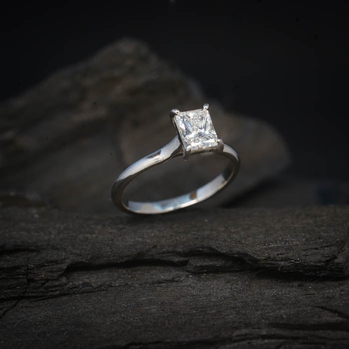 Anillo de compromiso con diamante natural de 1.0ct corte radiante con certificación GIA elaborado en oro blanco de 14k
