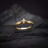 Anillo de compromiso con diamante natural de .04ct y 6 diamantes laterales elaborado en oro amarillo de 14 kilates