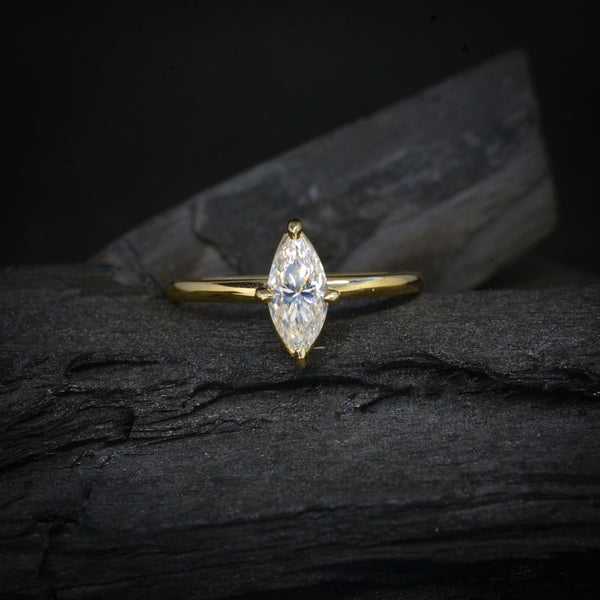 Anillo de compromiso con diamante de laboratorio marquise de 1.5ct con certificado IGI elaborado en oro amarillo de 14 kilates