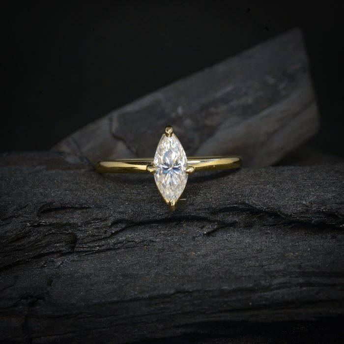 Anillo de compromiso con diamante de laboratorio marquise de 1.5ct con certificado IGI elaborado en oro amarillo de 14 kilates