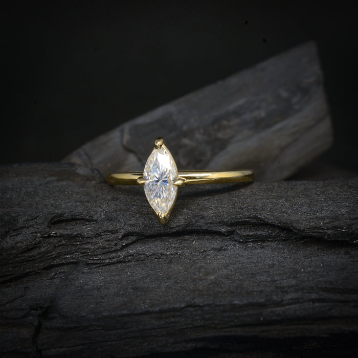 Anillo de compromiso con diamante de laboratorio marquise de 1.5ct con certificado IGI elaborado en oro amarillo de 14 kilates