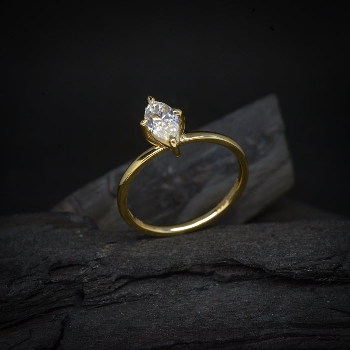 Anillo de compromiso con diamante de laboratorio marquise de 1.5ct con certificado IGI elaborado en oro amarillo de 14 kilates