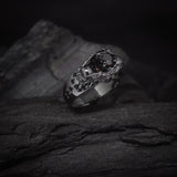 Anillo de compromiso con diamante negro natural central de .50ct y cristales negros laterales elaborado en oro de 14 kilates
