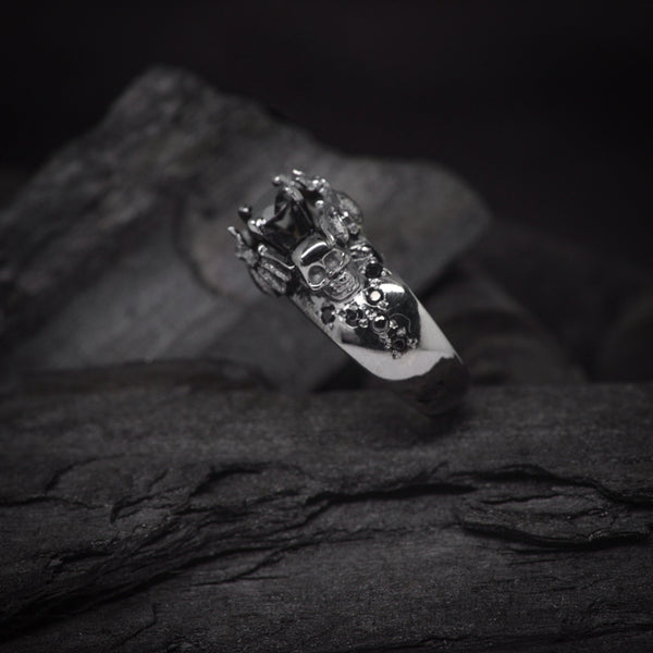 Anillo de compromiso con diamante negro natural de .50ct y cristales negros laterales elaborado en oro de 14 kilates