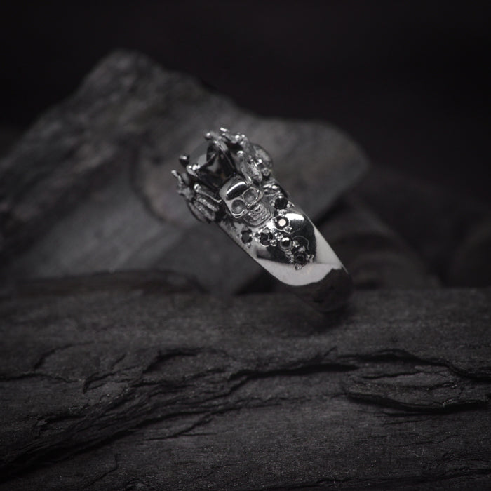 Anillo de compromiso con diamante negro natural central de .50ct y cristales negros laterales elaborado en oro de 14 kilates