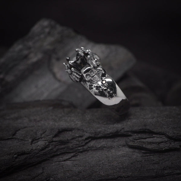 Anillo de compromiso con diamante negro natural de .50ct y cristales negros laterales elaborado en oro de 18 kilates