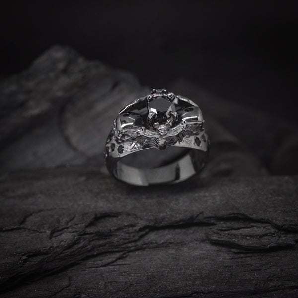 Anillo de compromiso con diamante negro natural de .50ct y cristales negros laterales elaborado en oro de 14 kilates