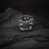 Anillo de compromiso con diamante negro natural central de .50ct y cristales negros laterales elaborado en oro de 18 kilates