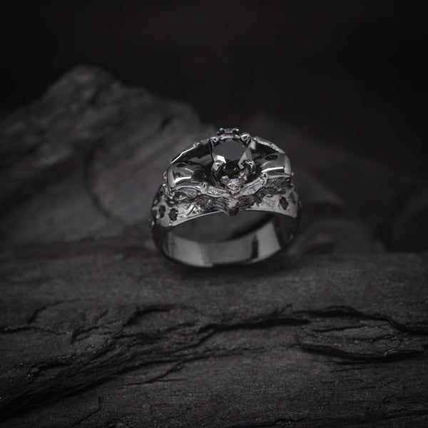 Anillo de compromiso con diamante negro natural de .50ct y cristales negros laterales elaborado en oro de 18 kilates