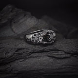 Anillo de compromiso con diamante negro natural central de .50ct y cristales negros laterales elaborado en oro de 18 kilates