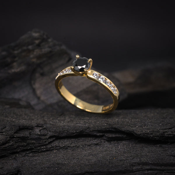Anillo de compromiso con diamante negro natural central de .50ct y 10 diamantes naturales laterales elaborado en oro amarillo de 14 kilates