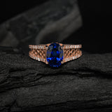 Anillo de compromiso con zafiro natural corte oval y diamantes naturales laterales elaborado en oro rosade 14 kilates