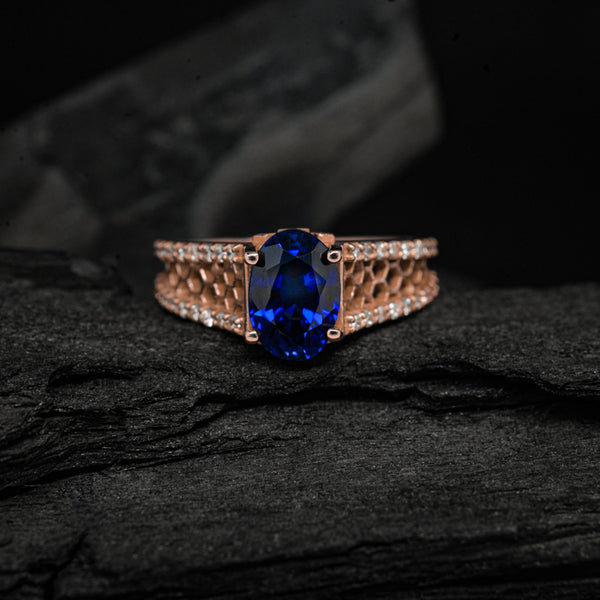 Anillo de compromiso con zafiro natural corte oval y diamantes naturales laterales elaborado en oro rosade 14 kilates