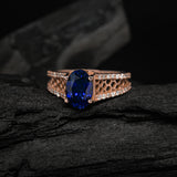 Anillo de compromiso con zafiro natural corte oval y diamantes naturales laterales elaborado en oro rosade 14 kilates