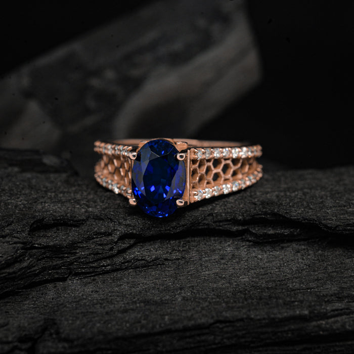 Anillo de compromiso con zafiro natural corte oval y diamantes naturales laterales elaborado en oro rosade 14 kilates