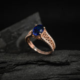 Anillo de compromiso con zafiro natural corte oval y diamantes naturales laterales elaborado en oro rosade 14 kilates