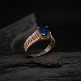 Anillo de compromiso con zafiro natural corte oval y diamantes naturales laterales elaborado en oro rosade 14 kilates