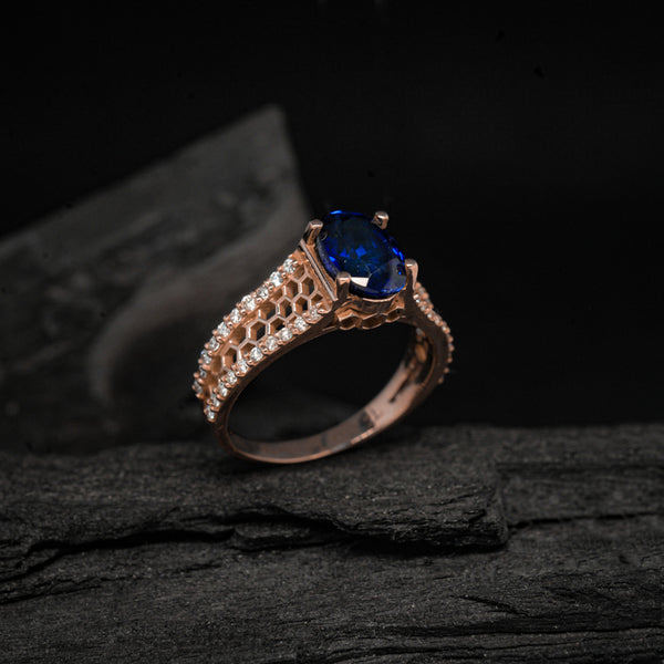 Anillo de compromiso con zafiro natural corte oval y diamantes naturales laterales elaborado en oro rosade 14 kilates
