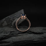 Anillo de compromiso con zafiro natural corte oval y diamantes naturales laterales elaborado en oro rosade 14 kilates