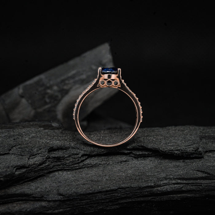 Anillo de compromiso con zafiro natural corte oval y diamantes naturales laterales elaborado en oro rosade 14 kilates
