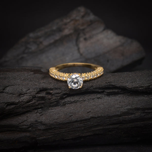 Anillo de compromiso con diamante natural central de .40ct y 48 diamantes naturales laterales elaborado en oro amarillo de 14 kilates