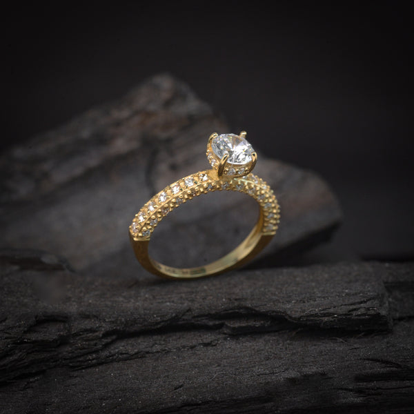 Anillo de compromiso con diamante natural central de .50ct con certificación GIA y 48 diamantes naturales laterales elaborado en oro amarillo de 14 kilates