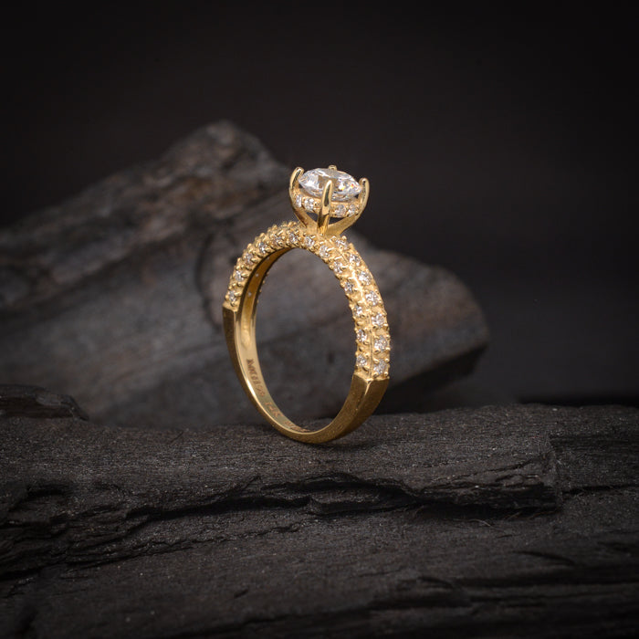 Anillo de compromiso con diamante natural central de .40ct y 48 diamantes naturales laterales elaborado en oro amarillo de 14 kilates
