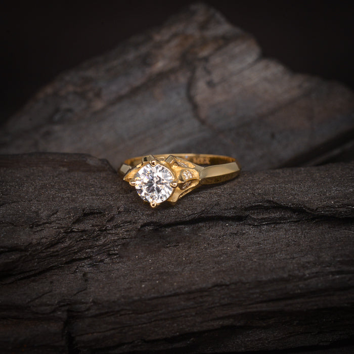 Anillo de compromiso con diamante natural central de .60ct con certificación GIA y .20ct de diamantes naturales laterales realizado en oro amarillo de 18 kilates