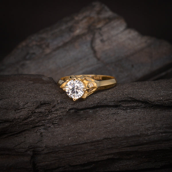 Anillo de compromiso con diamante natural central de .60ct con certificación GIA y .20ct de diamantes naturales laterales realizado en oro amarillo de 14 kilates