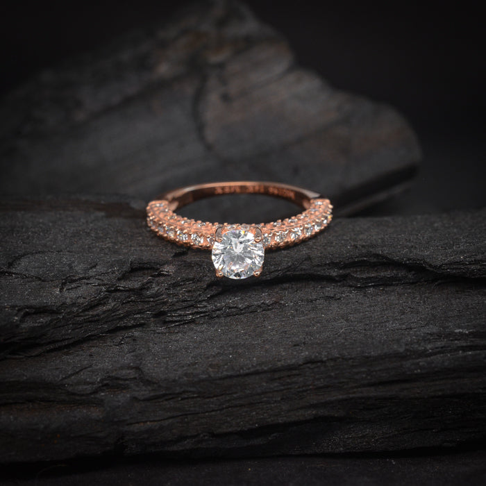 Anillo de compromiso con moissanita de .50ct con certificado GRA y 48 diamantes naturales laterales elaborado en oro rosa de 14 kilates