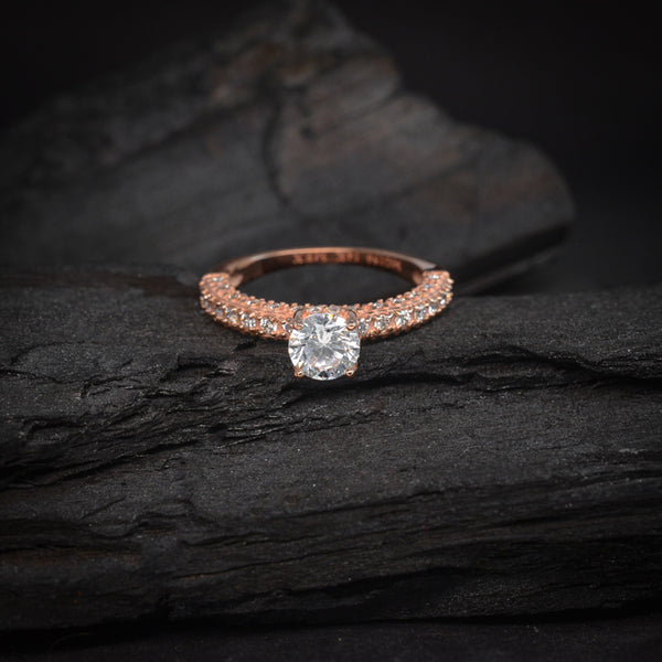 Anillo de compromiso con diamante natural central de .50ct con certificación GIA y 48 diamantes naturales laterales elaborado en oro rosa de 14 kilates