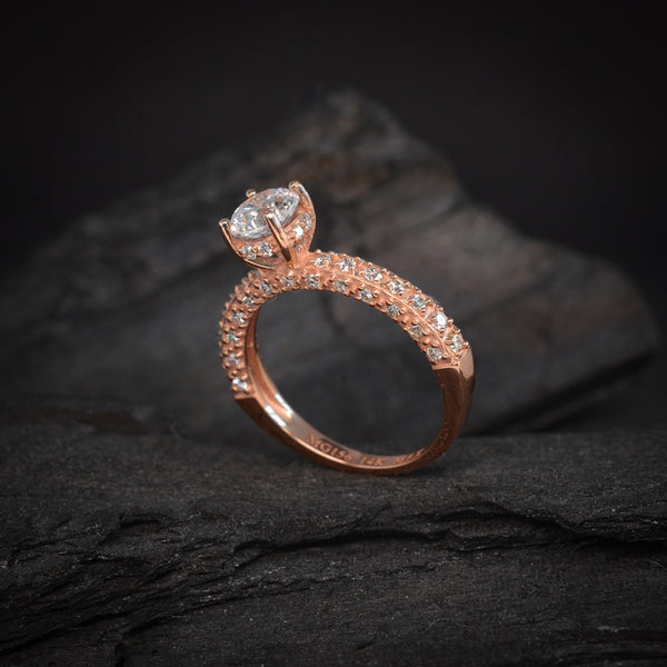 Anillo de compromiso con diamante natural central de .40ct y 48 diamantes naturales laterales elaborado en oro rosa de 14 kilates