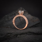 Anillo de compromiso con diamante natural central de .50ct con certificación GIA y 48 diamantes naturales laterales elaborado en oro rosa de 14 kilates