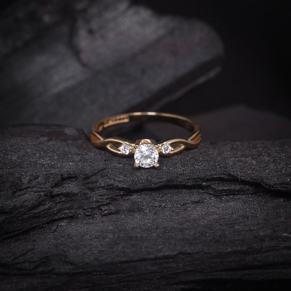 Anillo de compromiso con diamante natural central de .30ct con certificación GIA y 2 diamantes naturales laterales elaborado en oro amarillo de 14 kilates