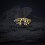 Anillo de compromiso con zafiro natural corte oval elaborado en oro amarillo de 14 kilates