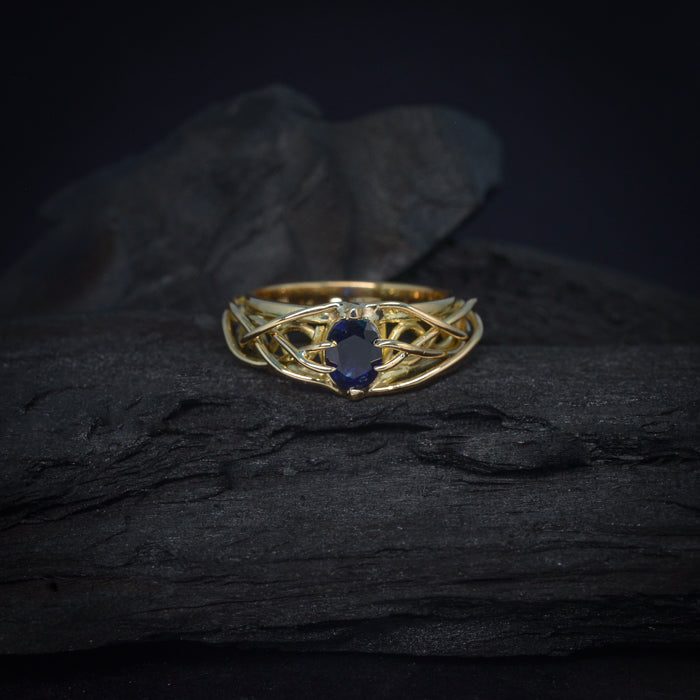Anillo de compromiso con zafiro natural corte oval elaborado en oro amarillo de 14 kilates
