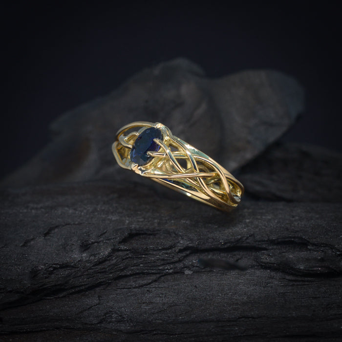 Anillo de compromiso con zafiro natural corte oval elaborado en oro amarillo de 14 kilates