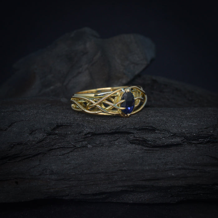 Anillo de compromiso con zafiro natural corte oval elaborado en oro amarillo de 14 kilates