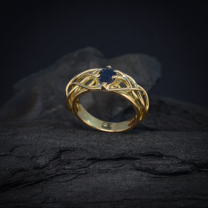 Anillo de compromiso con zafiro natural corte oval elaborado en oro amarillo de 14 kilates
