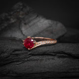 Anillo de compromiso con rubí natural aaa y 24 diamantes naturales laterales elaborado en oro rosa de 18 kilates