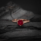 Anillo de compromiso con rubí natural AAA y 24 diamantes naturales laterales elaborado en oro rosa de 14 kilates