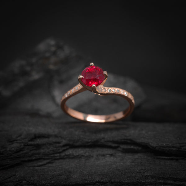 Anillo de compromiso con rubí natural aaa y 24 diamantes naturales elaborado en oro rosa de 14 kilates
