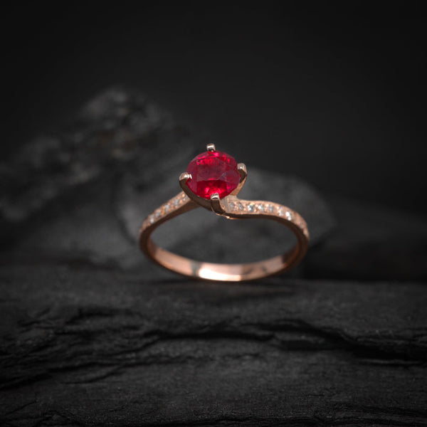 Anillo de compromiso con rubí natural aaa y 24 diamantes naturales elaborado en oro rosa de 18 kilates