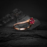 Anillo de compromiso con rubí natural aaa y 24 diamantes naturales laterales elaborado en oro rosa de 18 kilates