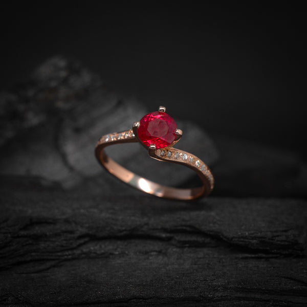 Anillo de compromiso con rubí natural aaa y 24 diamantes naturales elaborado en oro rosa de 14 kilates