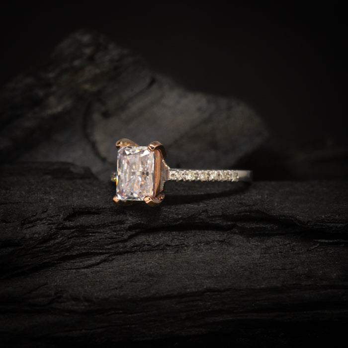 Anillo de compromiso con moissanita de 1.5ct corte radiante con certificado GRA y 12 diamantes laterales elaborado en oro blanco y rosa de 14 kilates