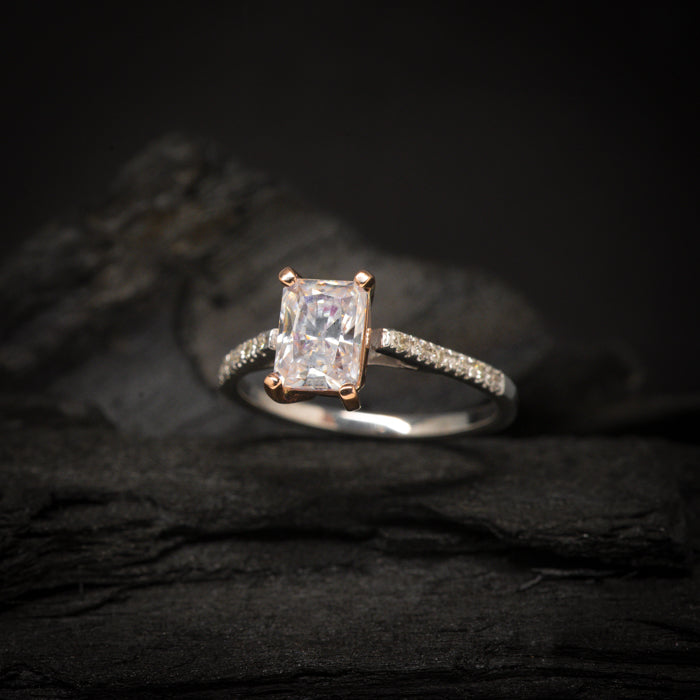 Anillo de compromiso con moissanita de 1.5ct corte radiante con certificado GRA y 12 diamantes laterales elaborado en oro blanco y rosa de 18 kilates