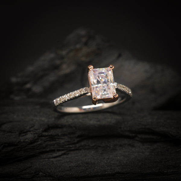 Anillo de compromiso con moissanita de 1.5ct corte radiante con certificado GRA y 12 diamantes naturales laterales elaborado en oro blanco y rosa de 18 kilates