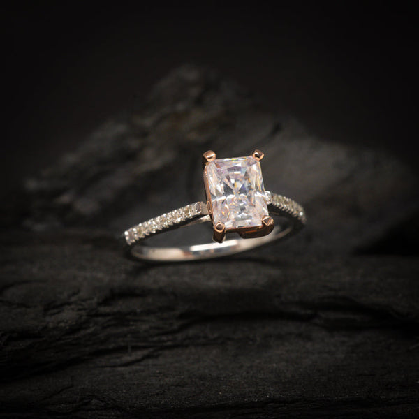 Anillo de compromiso con moissanita de 1.5ct corte radiante con certificado GRA y 12 diamantes naturales laterales elaborado en oro blanco y rosa de 14 kilates